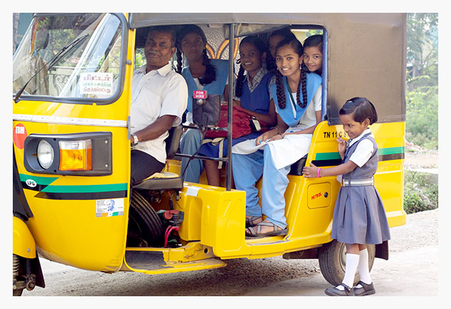 plusieurs filles en uniforme d'école dans un véhicule en chemin pour l'école